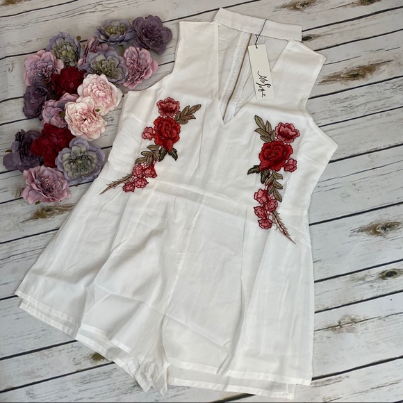 Sexy V Neck Keyhole Sleeveless Floral Embroidered Short Playsuit - Picture 11 of 16
